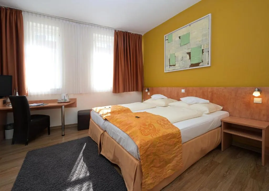 Doppelzimmer im Hotel Alt Speyer mit warmen Farben