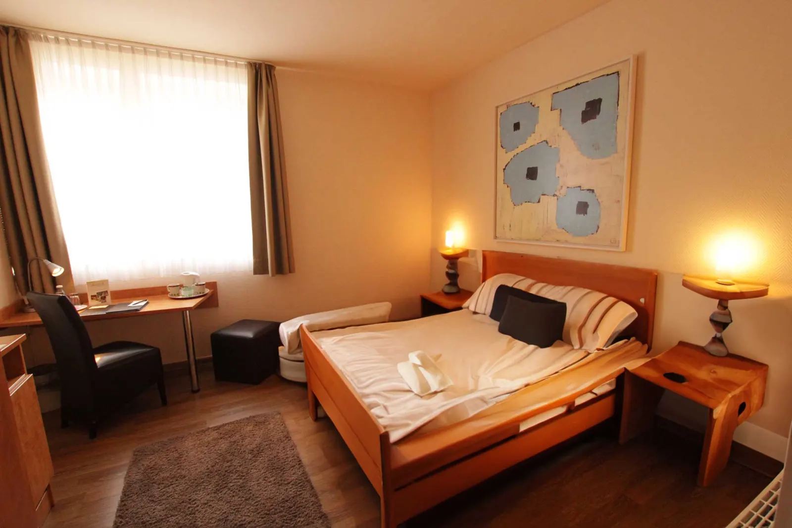 Einzelzimmer im Hotel Alt Speyer mit Schreibtisch